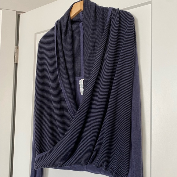 Lululemon | Iconic Wrap Sweater in Navy Blue - Picture 4 of 7